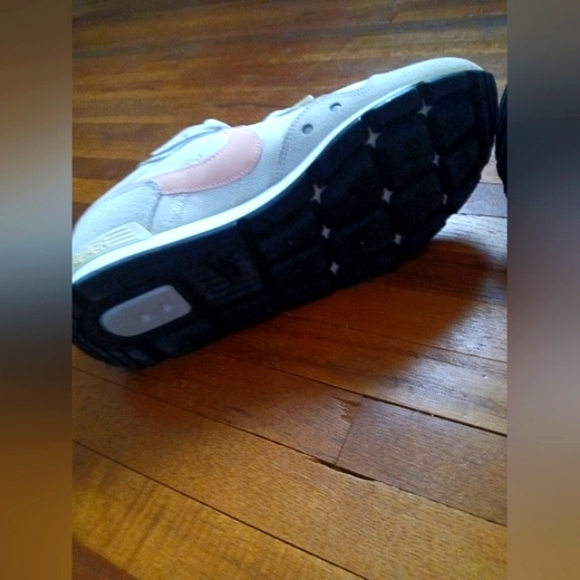 Nike Sportswear Running Shoes White & Gray w/ Peach Swoosh Women's Size 10med - Picture 7 of 9